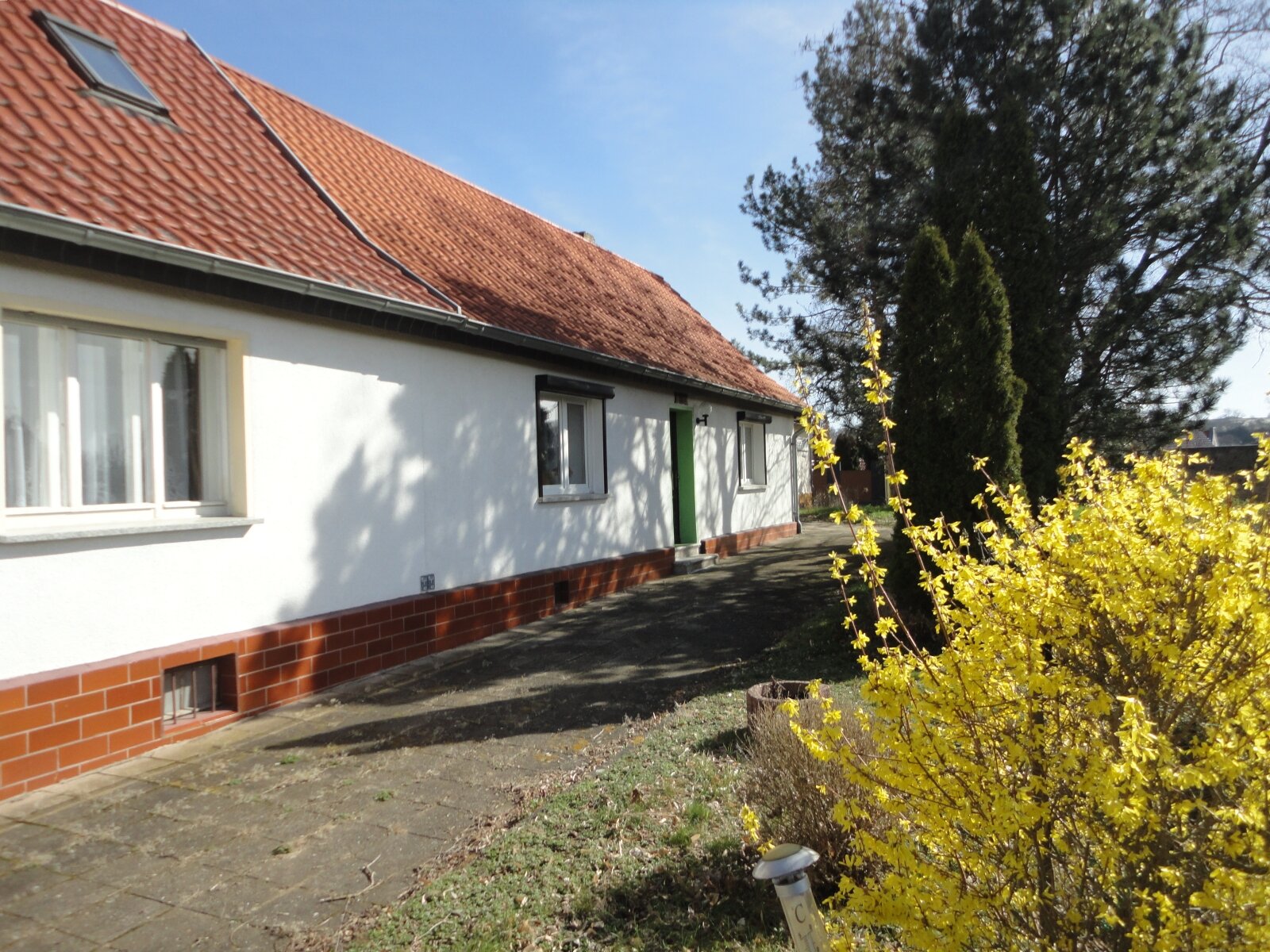 Doppelhaushälfte mit Garage und Nebengelass in Giersleben
