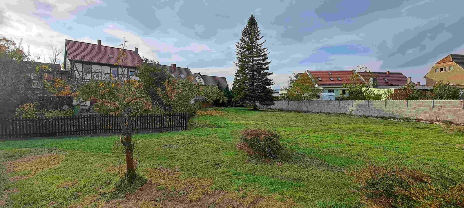 Zweifamilienhaus mit viel Nebengelaß und großem Grundstück...