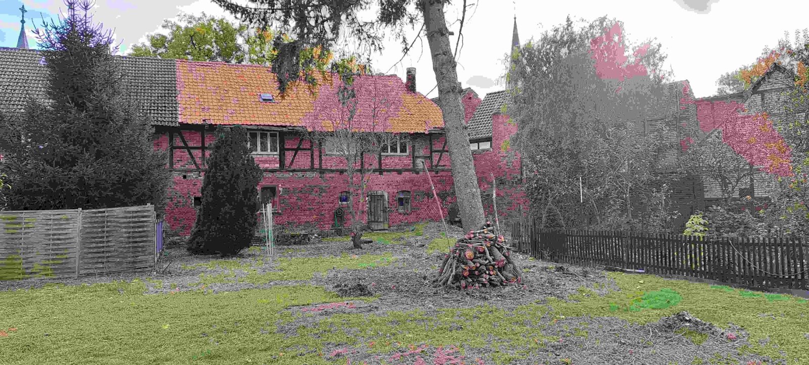 Zweifamilienhaus mit viel Nebengelaß und großem Grundstück...