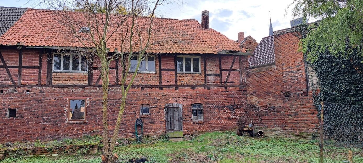 Zweifamilienhaus mit viel Nebengelaß und großem Grundstück...