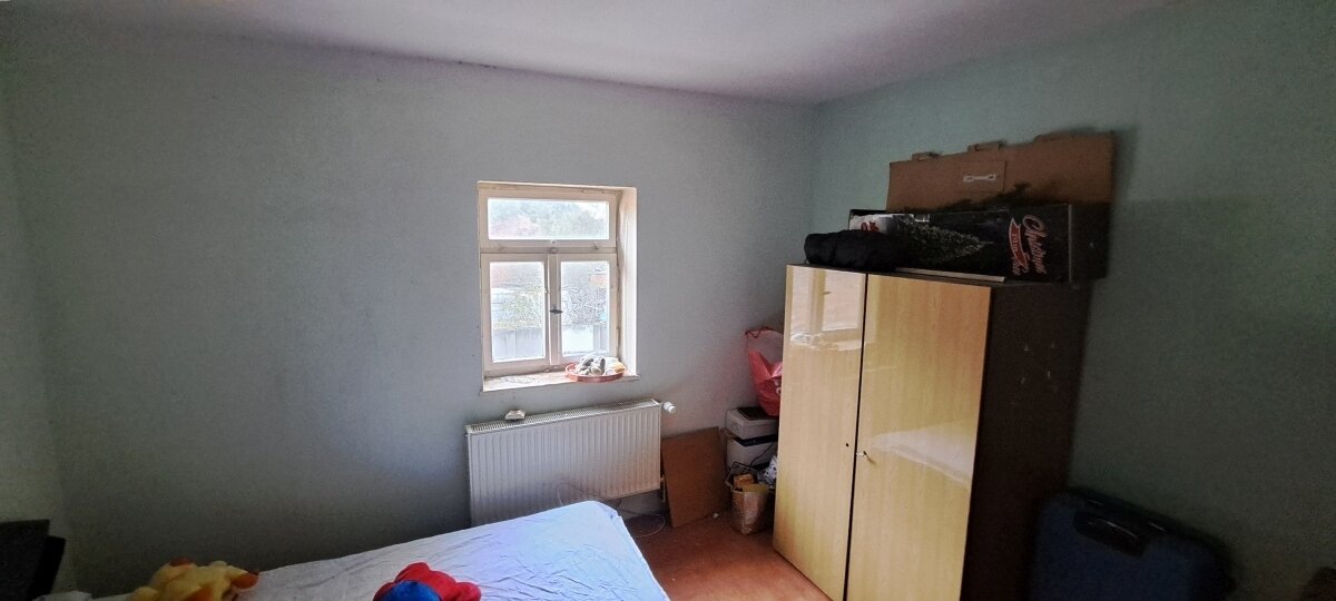 Zweifamilienhaus mit viel Nebengelaß und großem Grundstück...