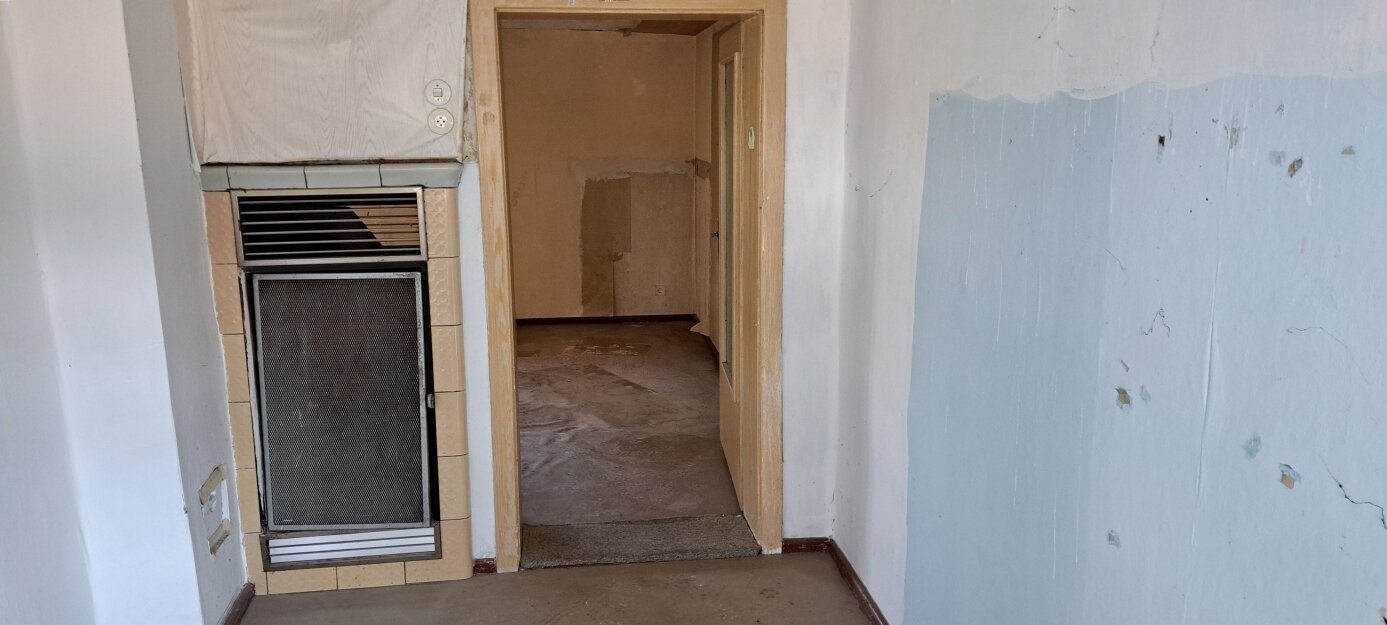 Zweifamilienhaus mit viel Nebengelaß und großem Grundstück...
