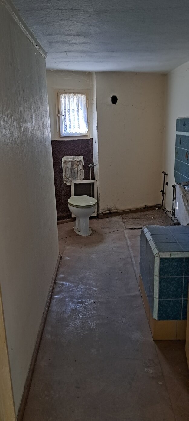 Zweifamilienhaus mit viel Nebengelaß und großem Grundstück...