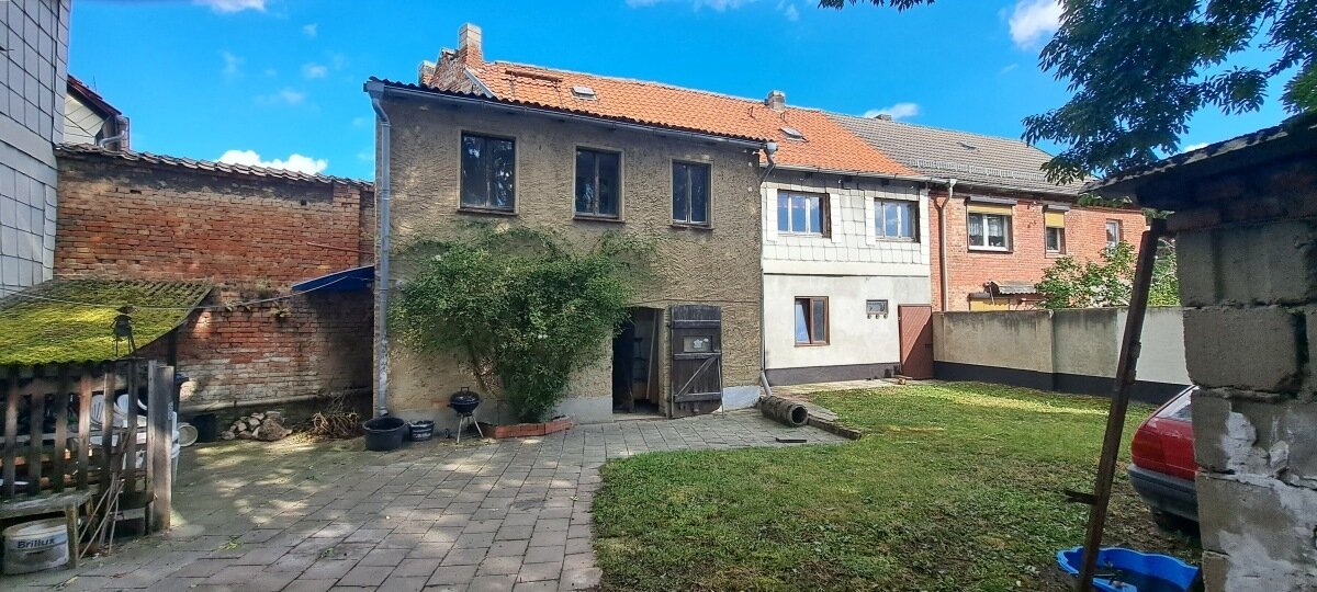 Zweifamilienhaus mit viel Nebengelaß und großem Grundstück...