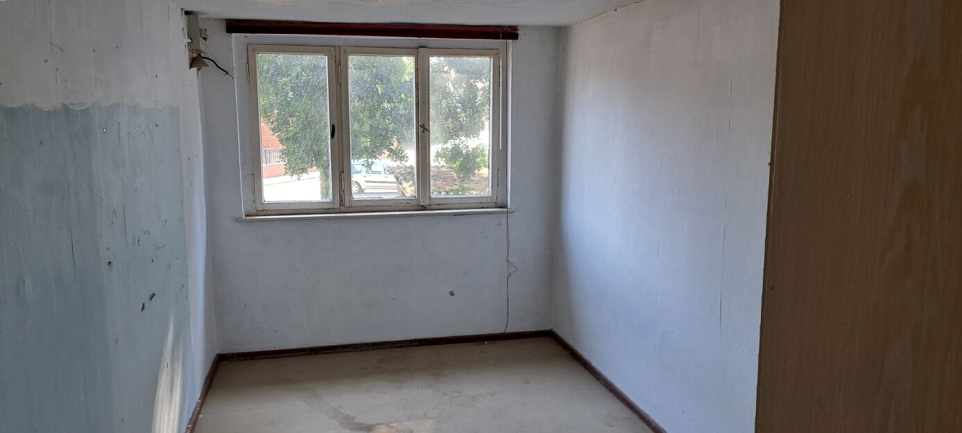 Zweifamilienhaus mit viel Nebengelaß und großem Grundstück...