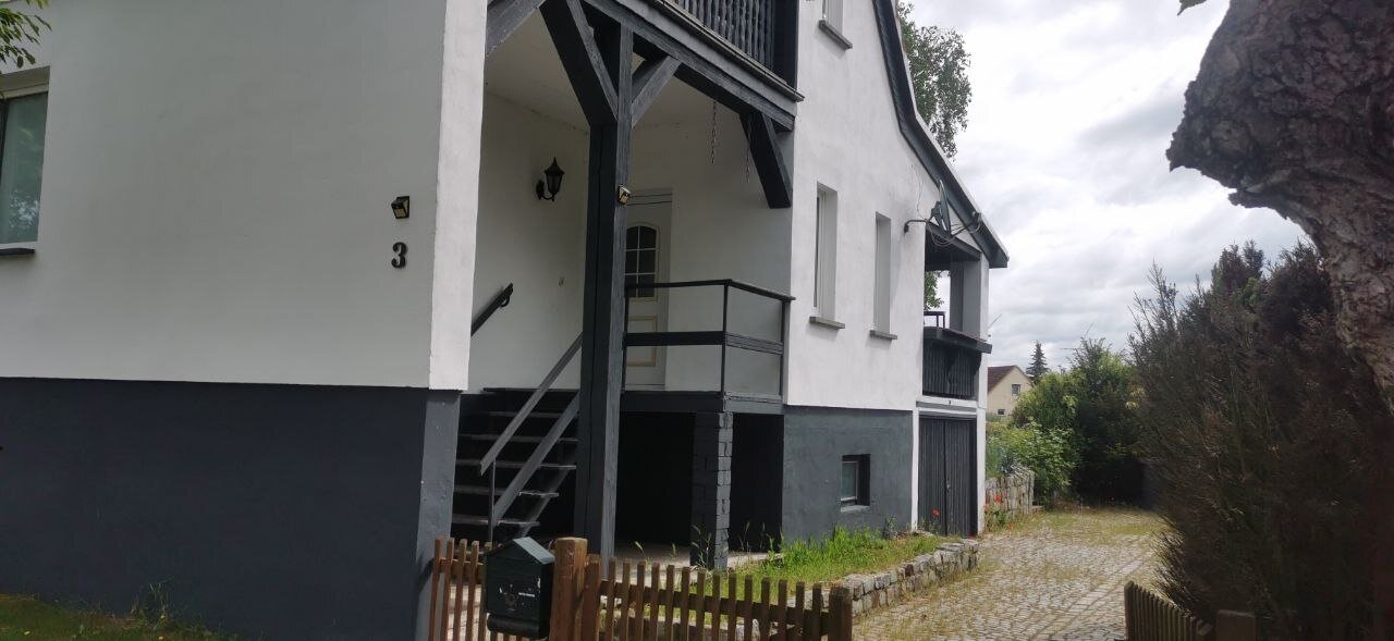 Einfamilienhaus in gewachsener Wohnlage mit Garage und Keller.