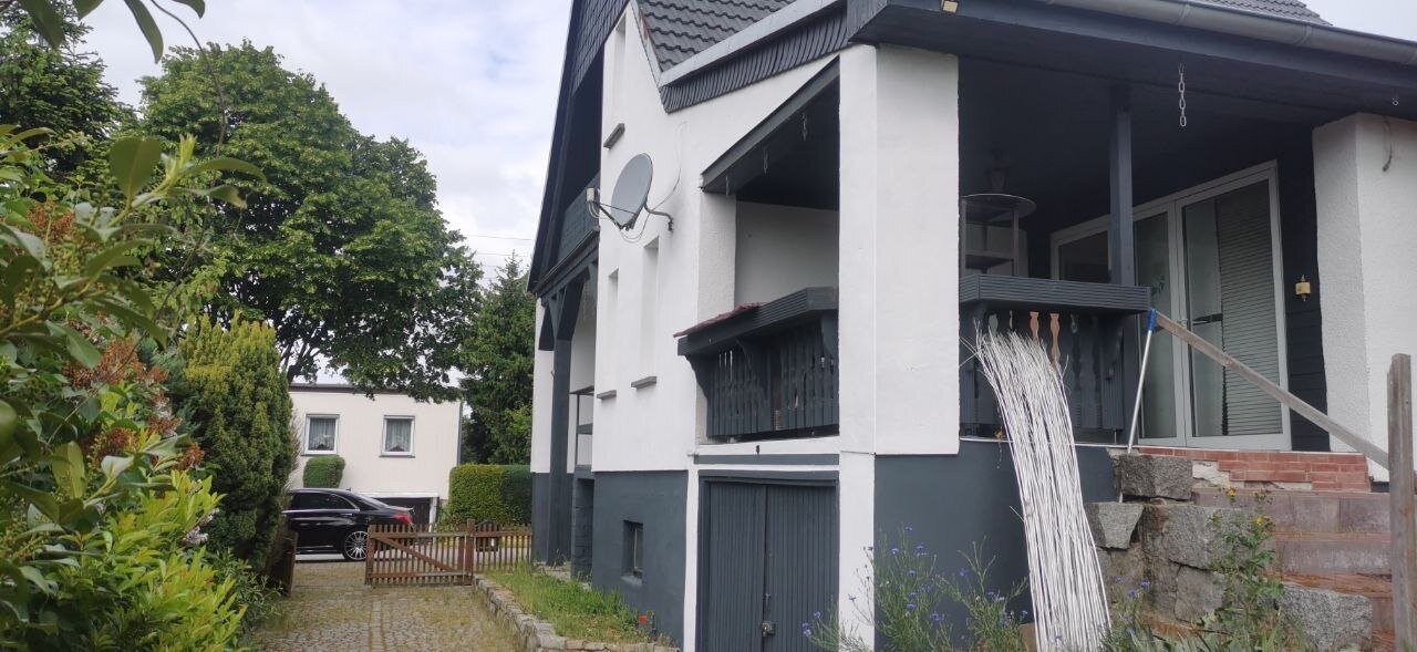 Einfamilienhaus in gewachsener Wohnlage mit Garage und Keller.