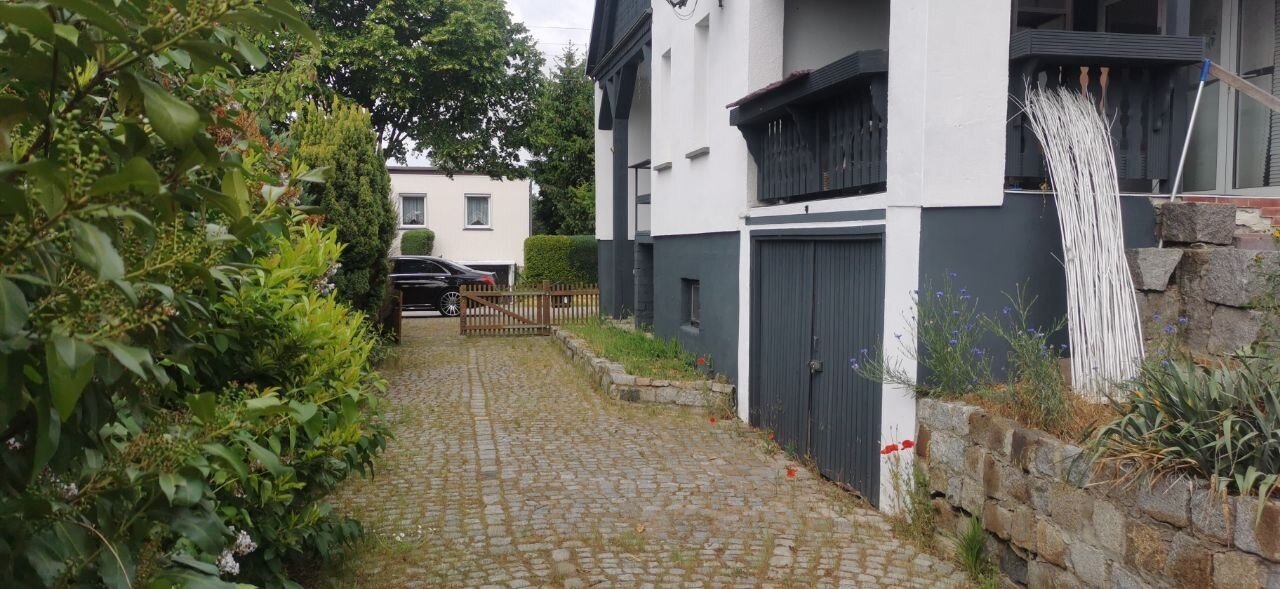 Einfamilienhaus in gewachsener Wohnlage mit Garage und Keller.
