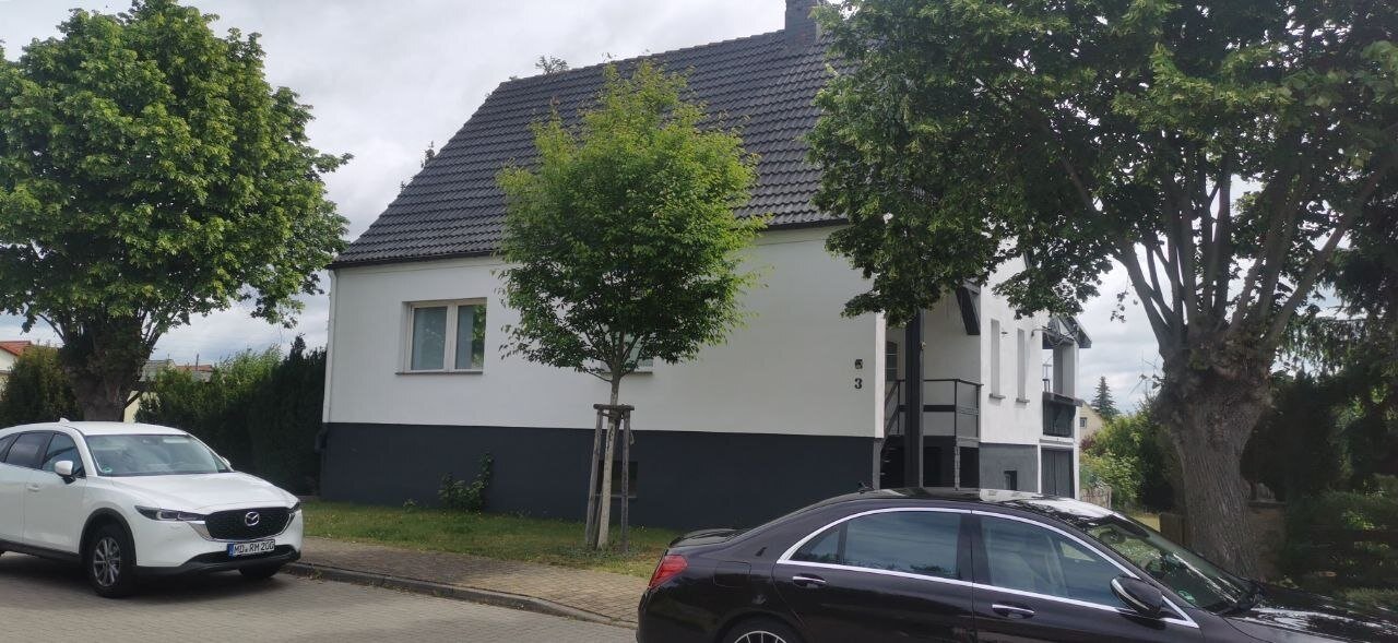 Einfamilienhaus in gewachsener Wohnlage mit Garage und Keller.