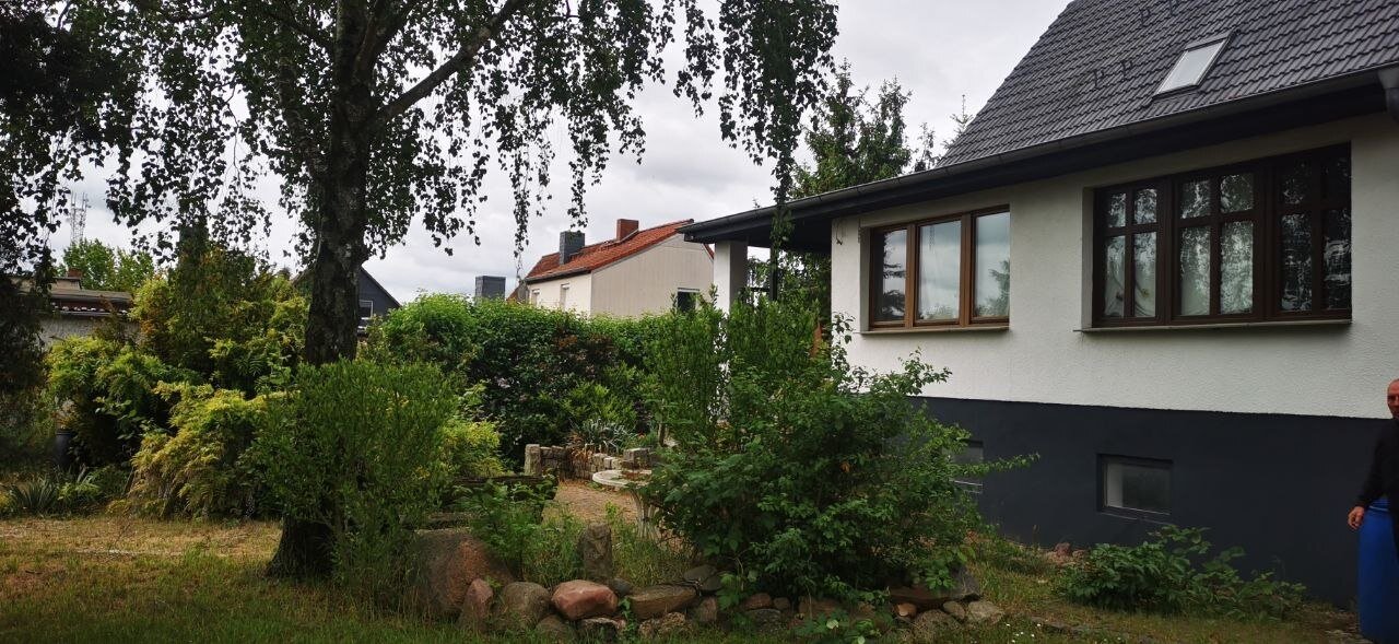 Einfamilienhaus in gewachsener Wohnlage mit Garage und Keller.