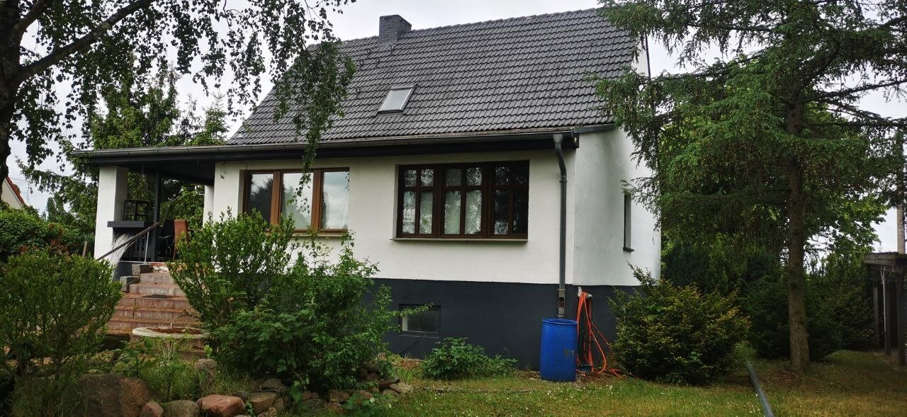 Einfamilienhaus in gewachsener Wohnlage mit Garage und Keller.