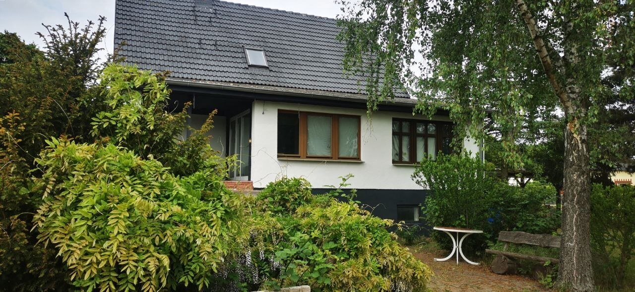 Einfamilienhaus in gewachsener Wohnlage mit Garage und Keller.