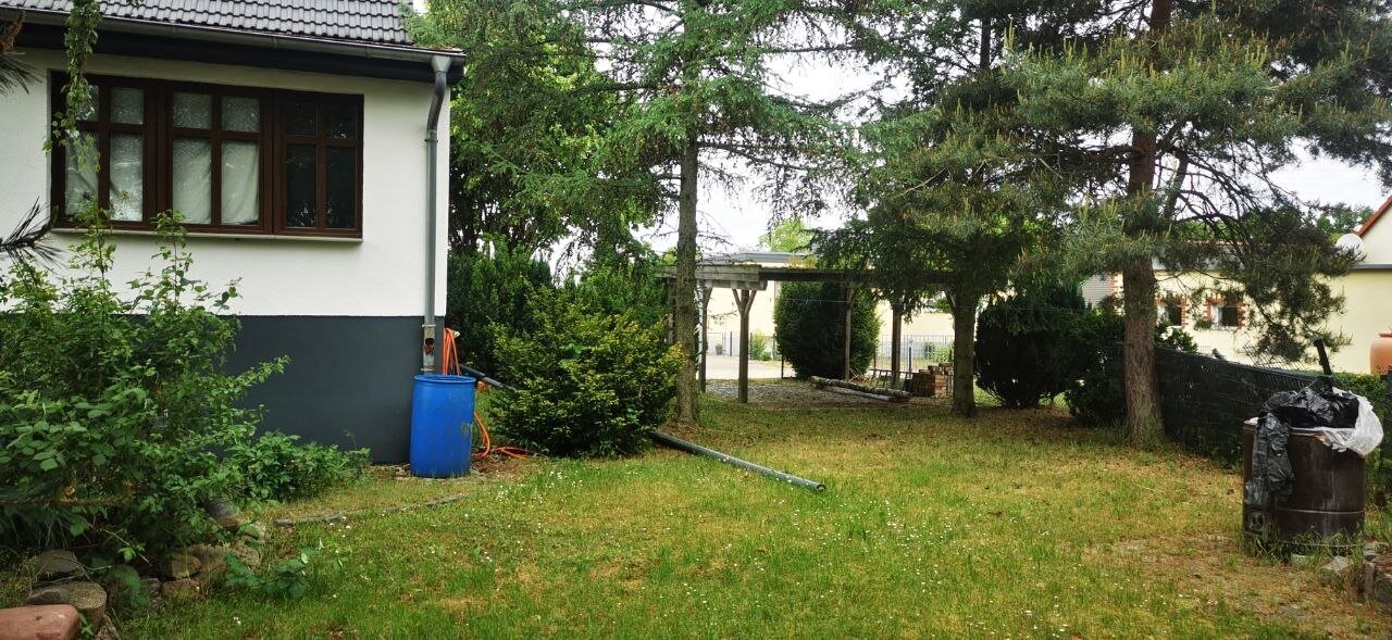 Einfamilienhaus in gewachsener Wohnlage mit Garage und Keller.