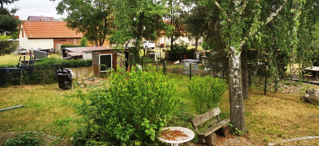 Einfamilienhaus in gewachsener Wohnlage mit Garage und Keller.