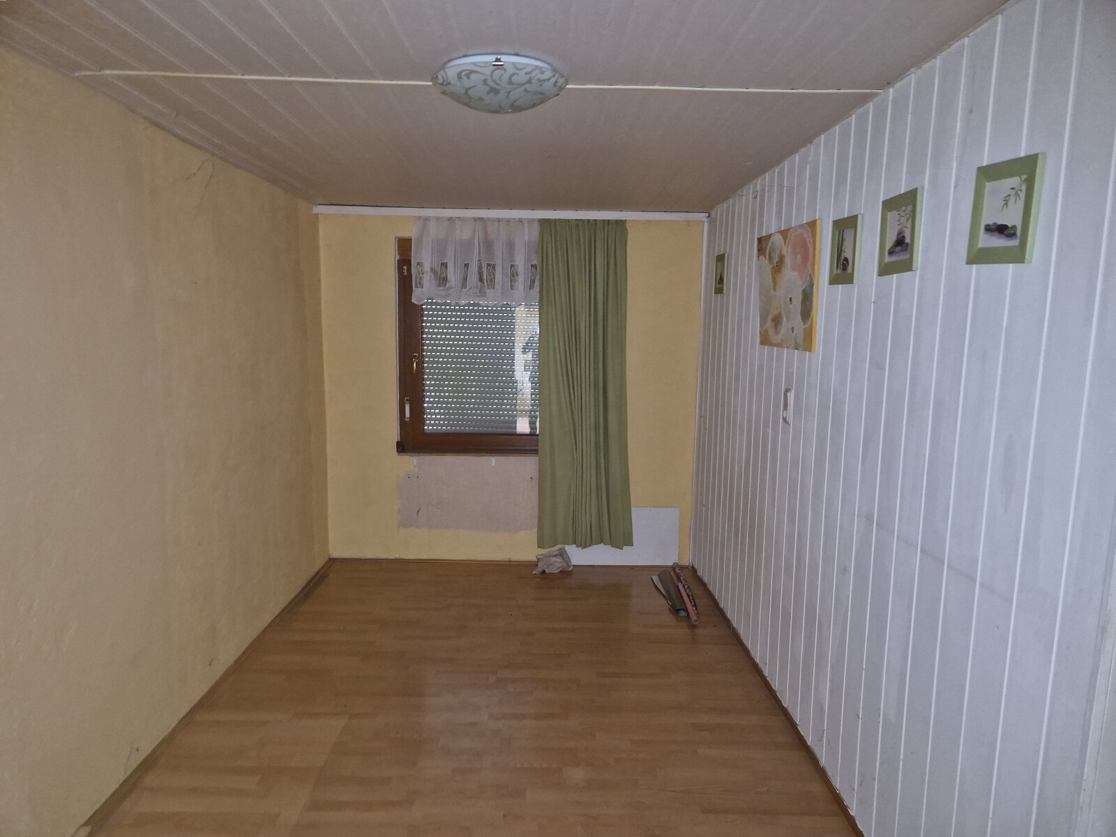 ...großes Grundstück mit Bungalow inmitten der Landeshauptstadt.
