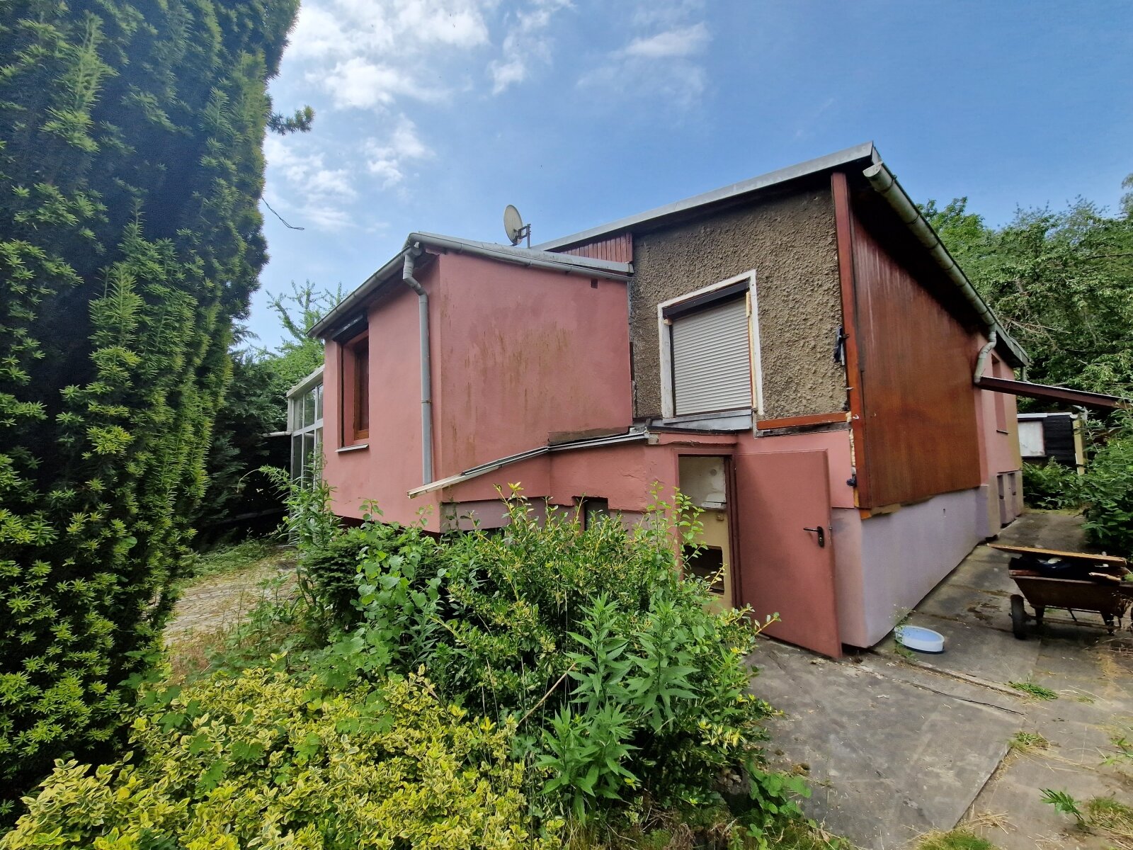 ...großes Grundstück mit Bungalow inmitten der Landeshauptstadt.