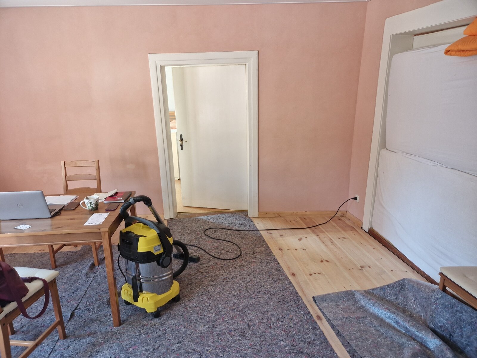 Vierseitenhof mit 2 Wohneinheiten,kleiner Gewerbeeinheit und viel Nebengelass.