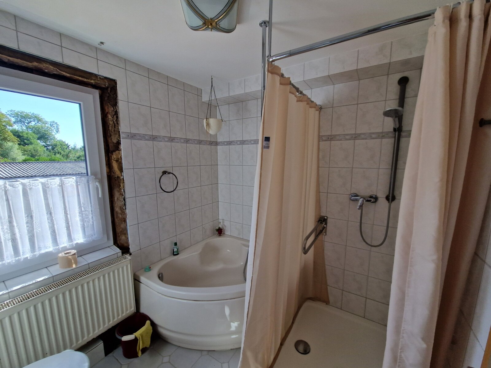 Vierseitenhof mit 2 Wohneinheiten,kleiner Gewerbeeinheit und viel Nebengelass.