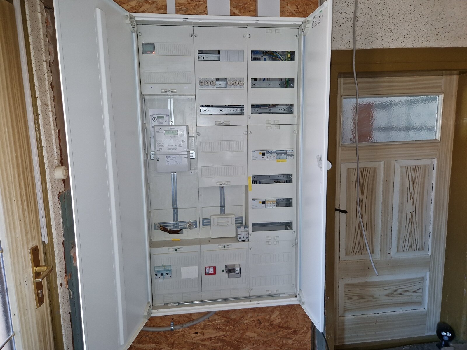 Vierseitenhof mit 2 Wohneinheiten,kleiner Gewerbeeinheit und viel Nebengelass.