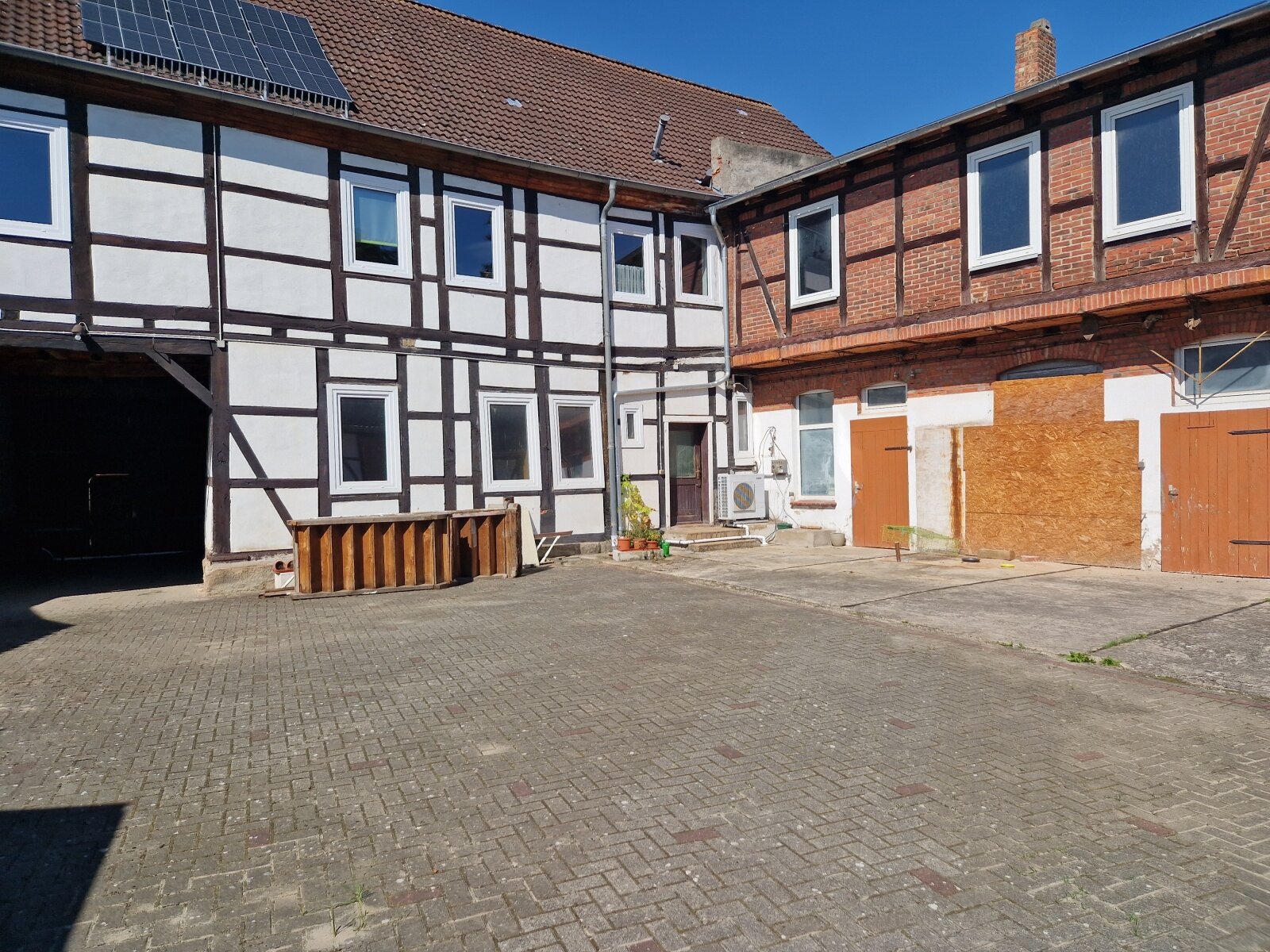 Vierseitenhof mit 2 Wohneinheiten,kleiner Gewerbeeinheit und viel Nebengelass.