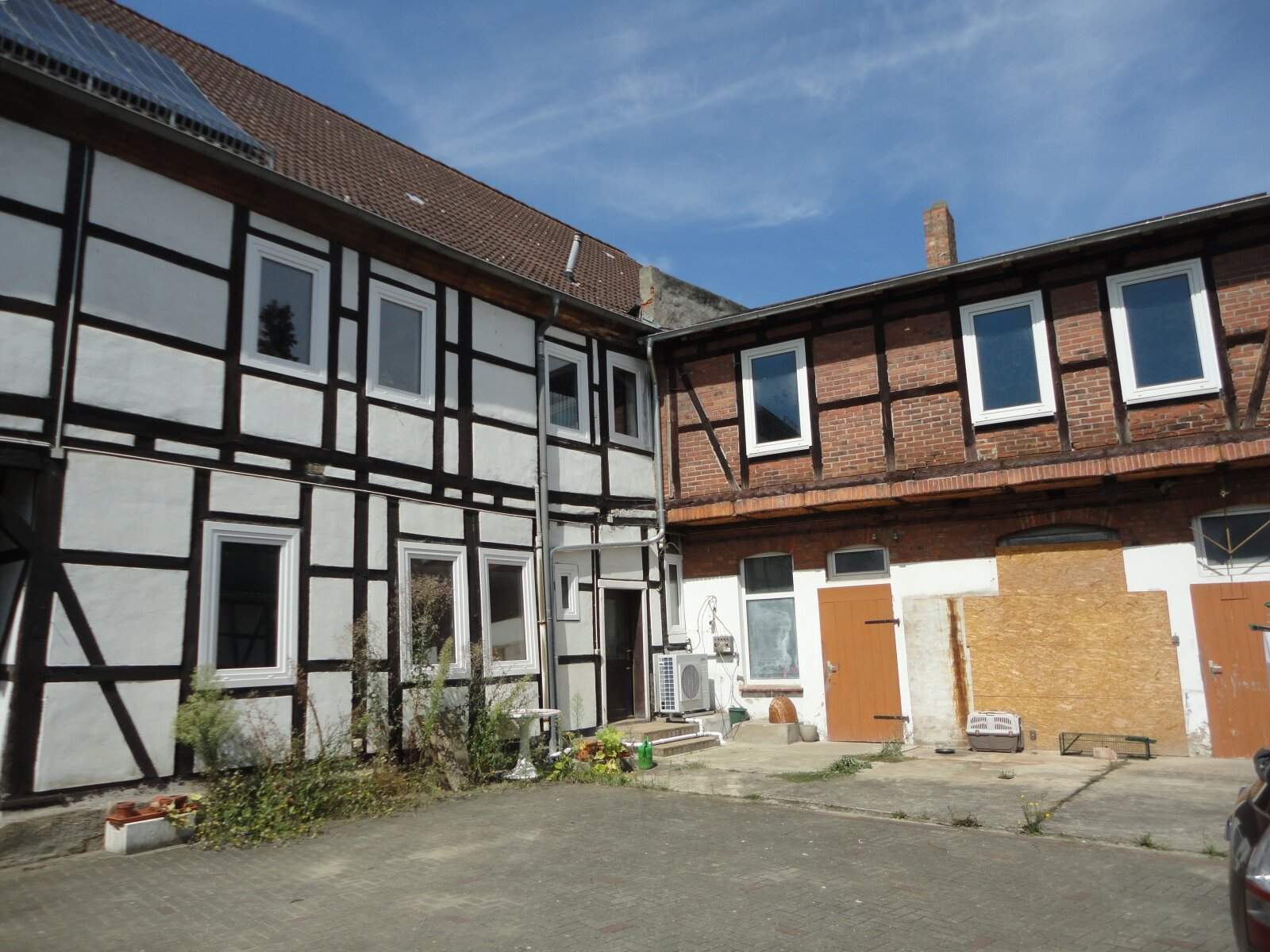 Vierseitenhof mit 2 Wohneinheiten,kleiner Gewerbeeinheit und viel Nebengelass.