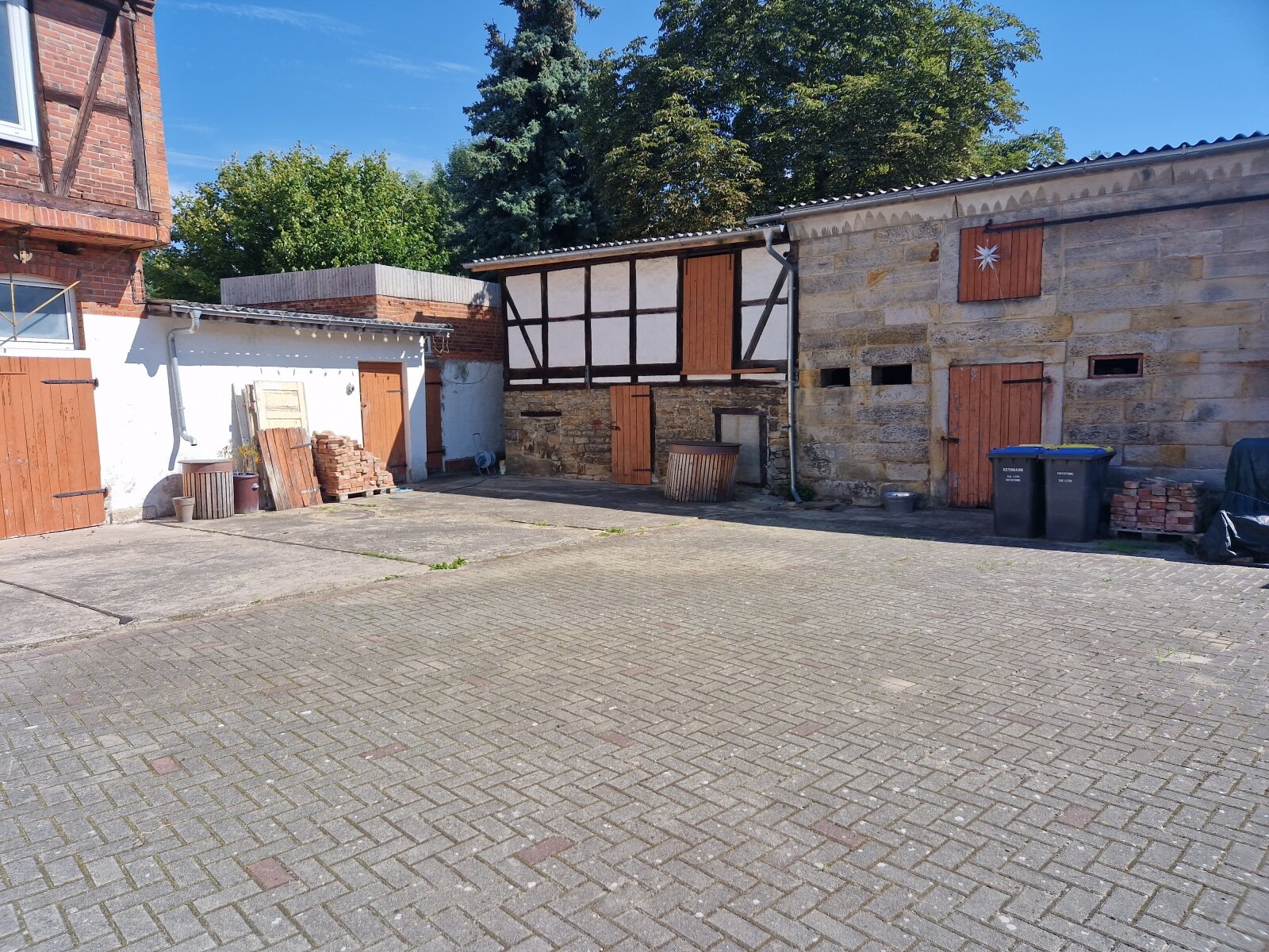 Vierseitenhof mit 2 Wohneinheiten,kleiner Gewerbeeinheit und viel Nebengelass.
