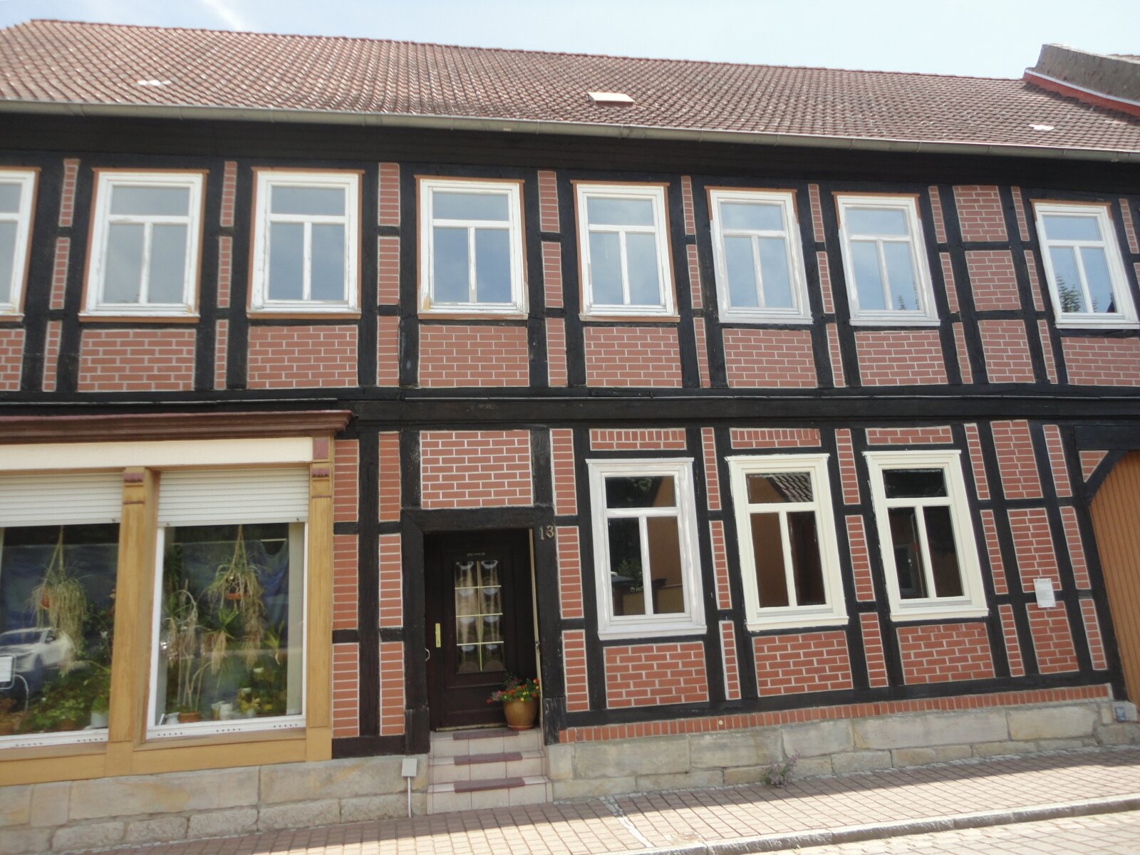 Vierseitenhof mit 2 Wohneinheiten,kleiner Gewerbeeinheit und viel Nebengelass.