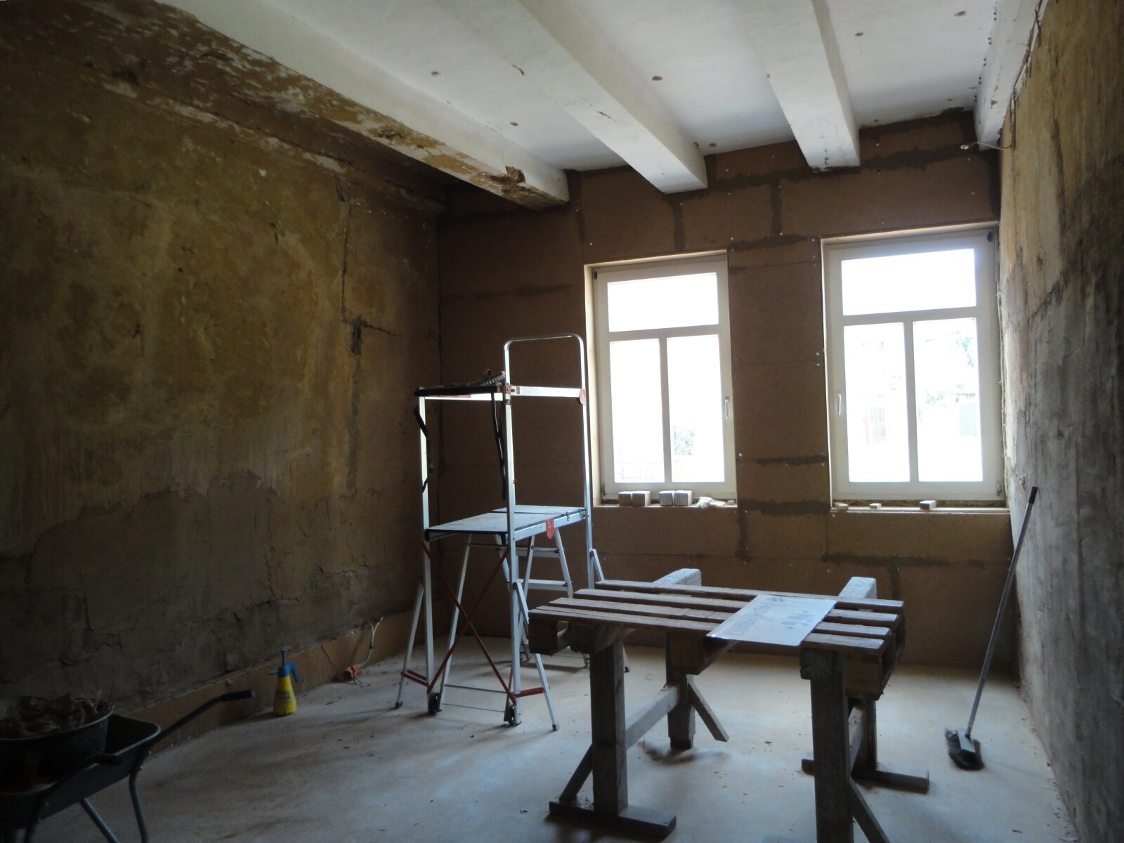 Vierseitenhof mit 2 Wohneinheiten,kleiner Gewerbeeinheit und viel Nebengelass.