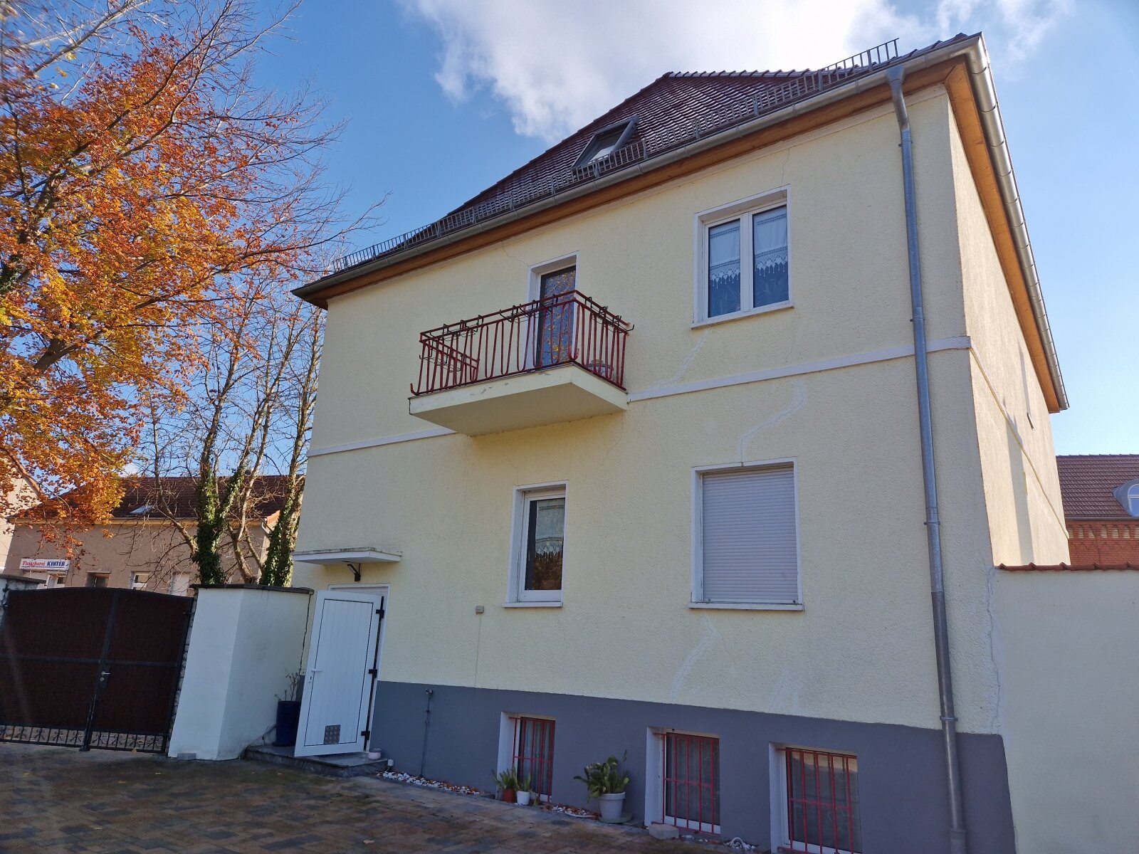 Zweifamilienhaus mit Ladengeschäft und ausgebautem Keller...