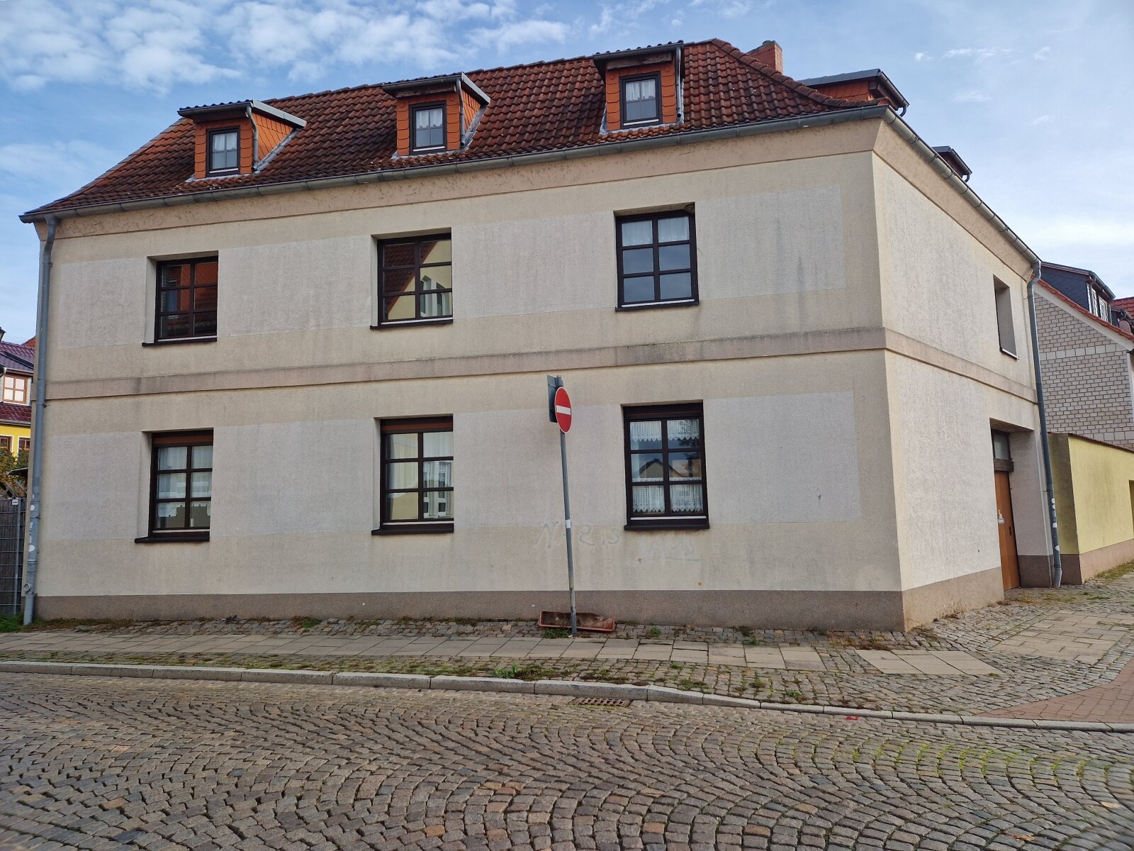 Einfamilienhaus mit Einliegerwohnung und Carport in Oschersleben.