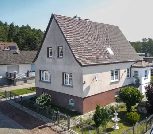 Einfamilienhaus mit ausgebautem Keller, Kamin und Pool in ruhiger Lage.