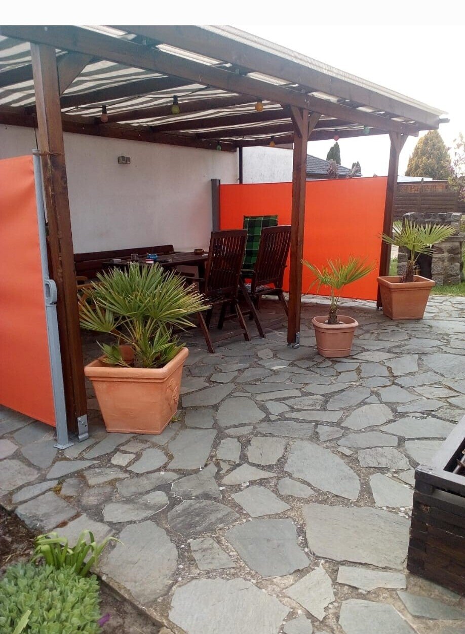 Einfamilienhaus mit ausgebautem Keller, Kamin und Pool in ruhiger Lage.