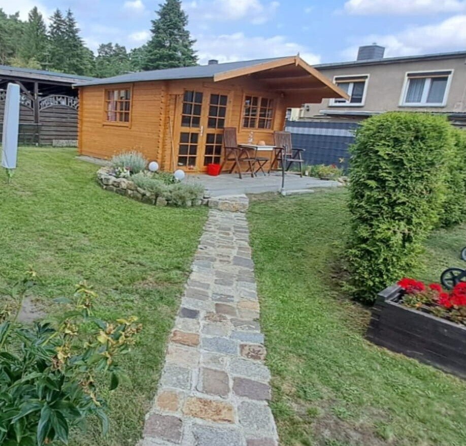 Einfamilienhaus mit ausgebautem Keller, Kamin und Pool in ruhiger Lage.