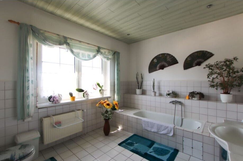 Einfamilienhaus mit ausgebautem Keller, Kamin und Pool in ruhiger Lage.