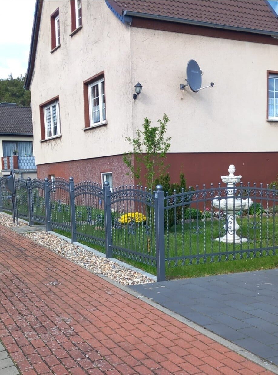 Einfamilienhaus mit ausgebautem Keller, Kamin und Pool in ruhiger Lage.