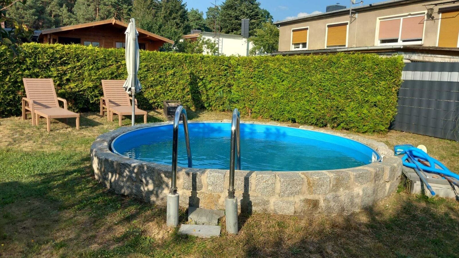 Einfamilienhaus mit ausgebautem Keller, Kamin und Pool in ruhiger Lage.