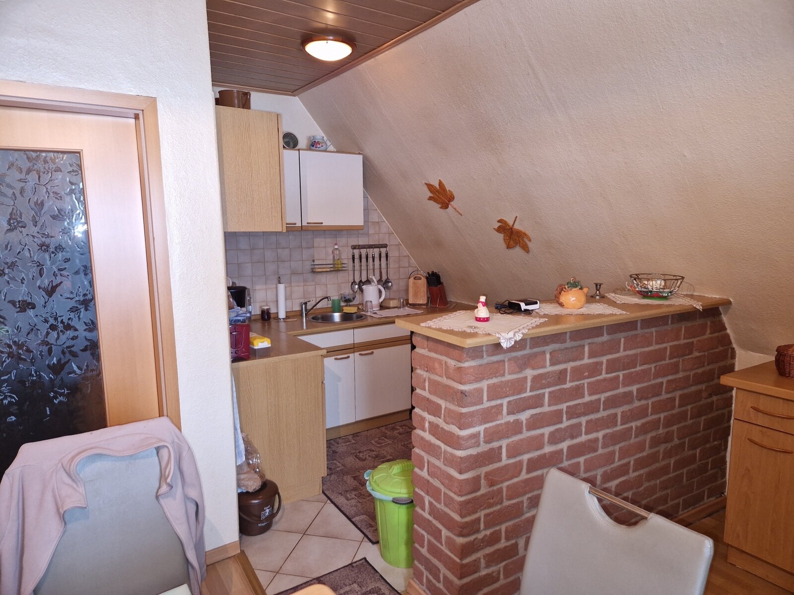 Einfamilienhaus mit ausgebautem Keller, Kamin und Pool in ruhiger Lage.