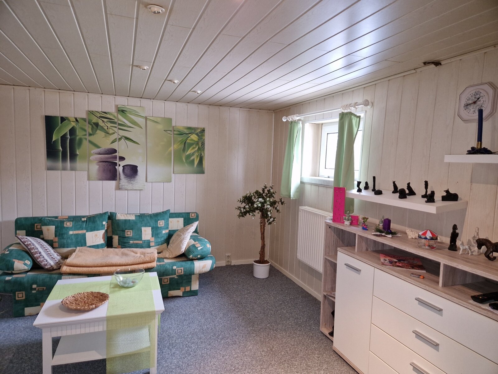 Einfamilienhaus mit ausgebautem Keller, Kamin und Pool in ruhiger Lage.