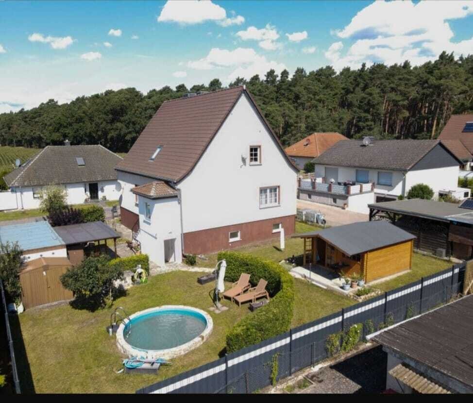 Einfamilienhaus mit ausgebautem Keller, Kamin und Pool in ruhiger Lage.