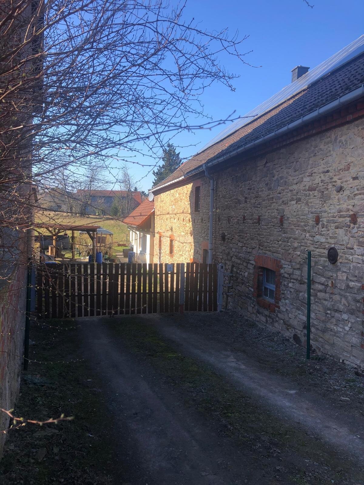 Massives Einfamilienhaus mit großem Grundstück und viel Nebengelass...
