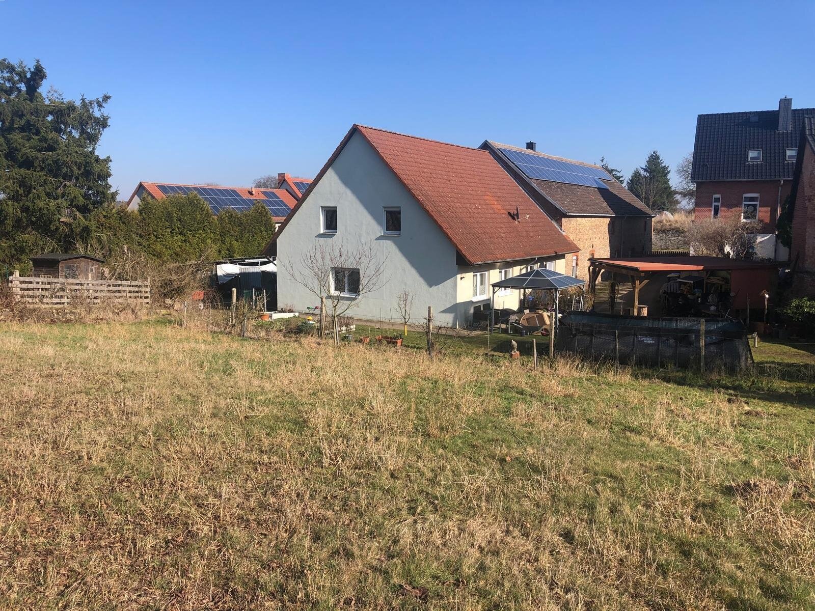 Massives Einfamilienhaus mit großem Grundstück und viel Nebengelass...