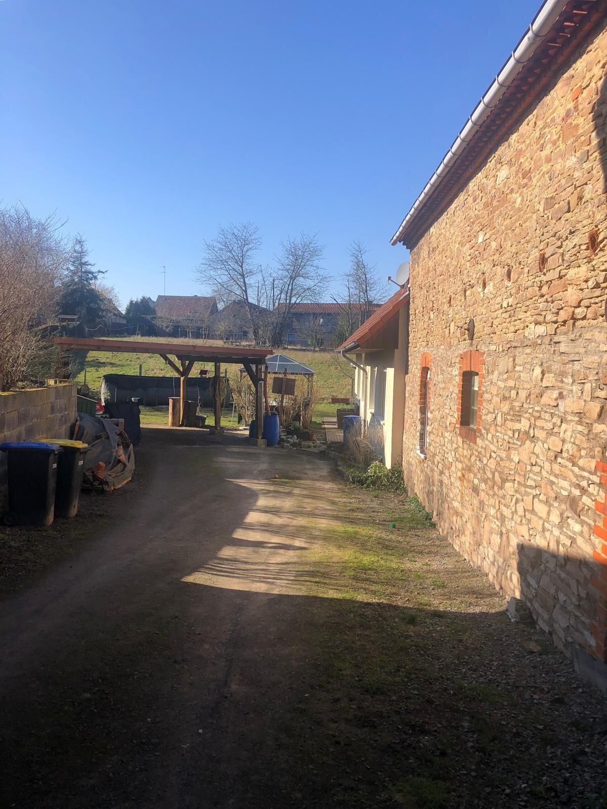 Massives Einfamilienhaus mit großem Grundstück und viel Nebengelass...
