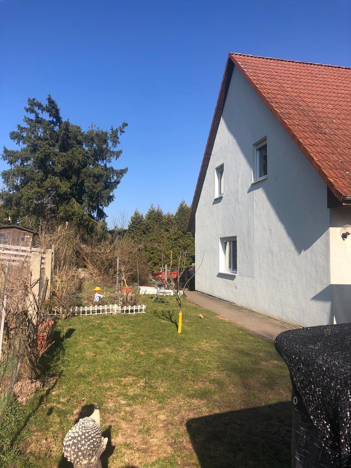 Massives Einfamilienhaus mit großem Grundstück und viel Nebengelass...