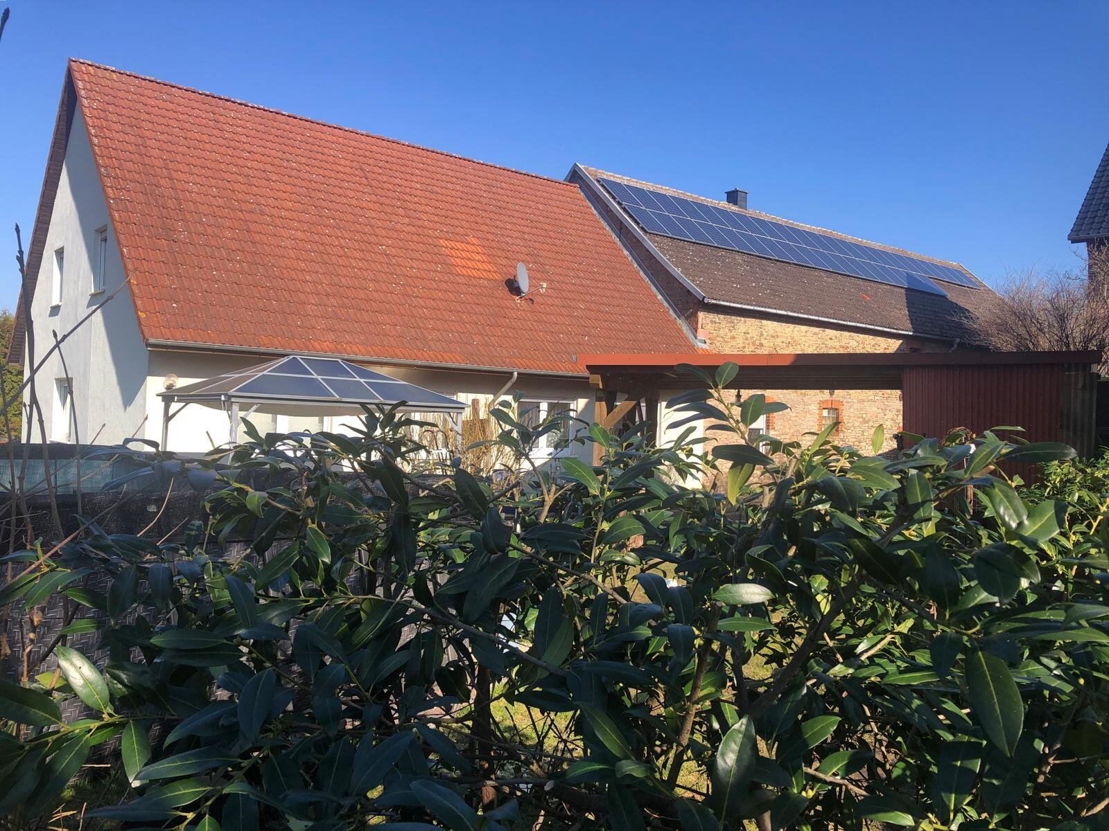 Massives Einfamilienhaus mit großem Grundstück und viel Nebengelass...