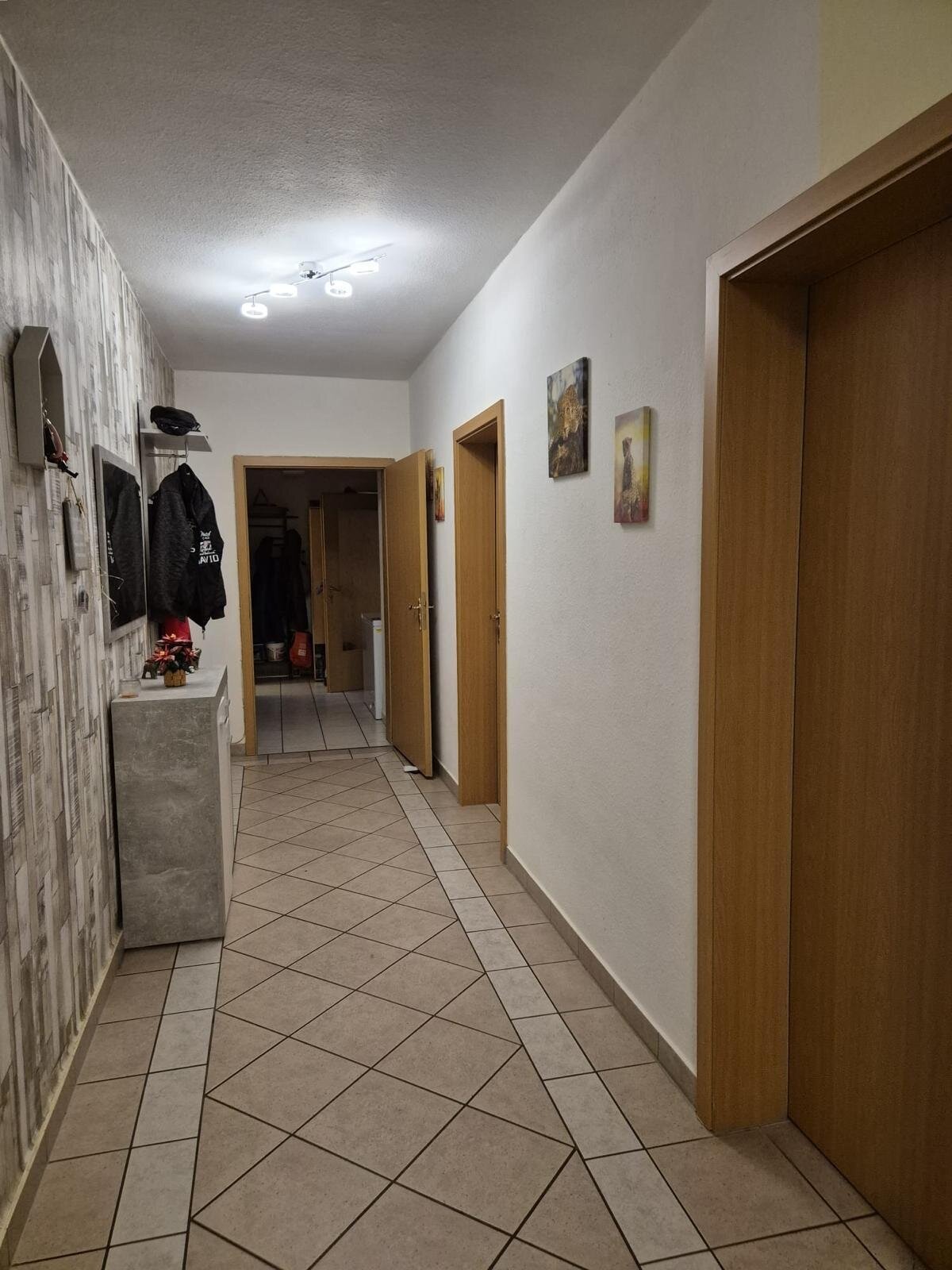 Massives Einfamilienhaus mit großem Grundstück und viel Nebengelass...
