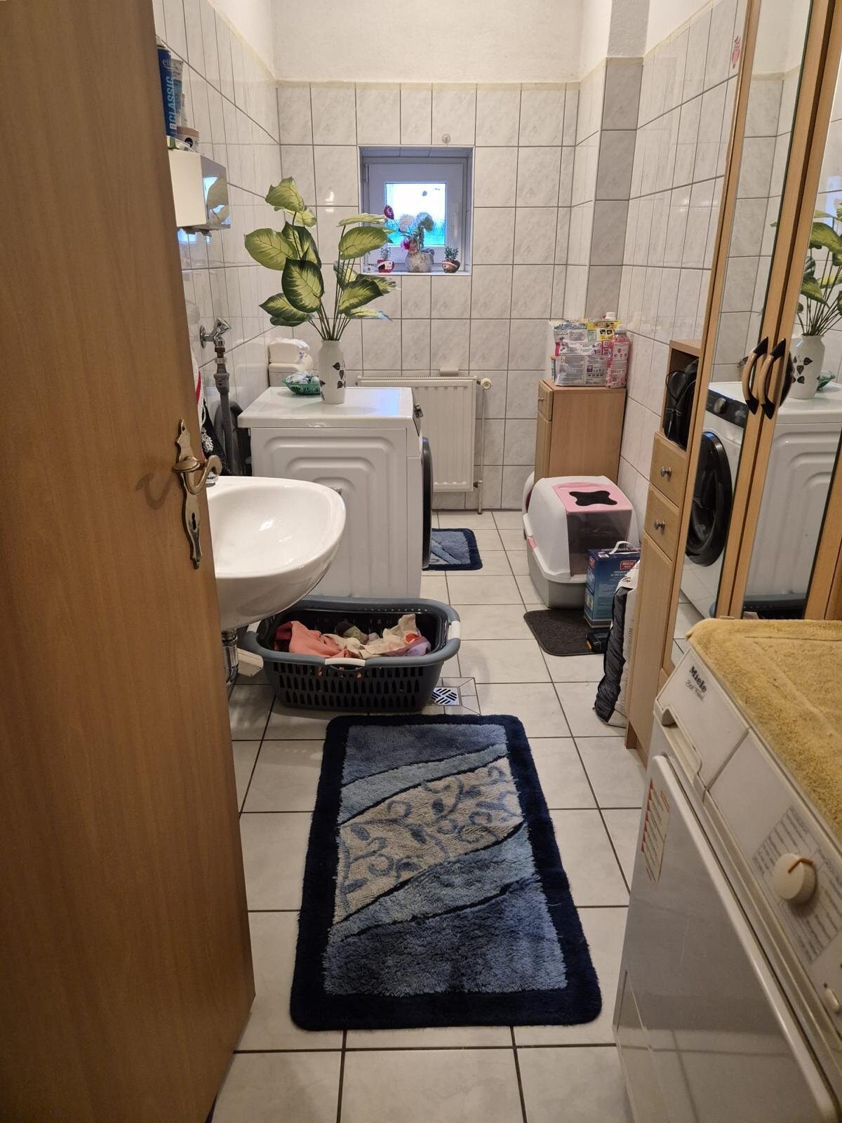 Massives Einfamilienhaus mit großem Grundstück und viel Nebengelass...