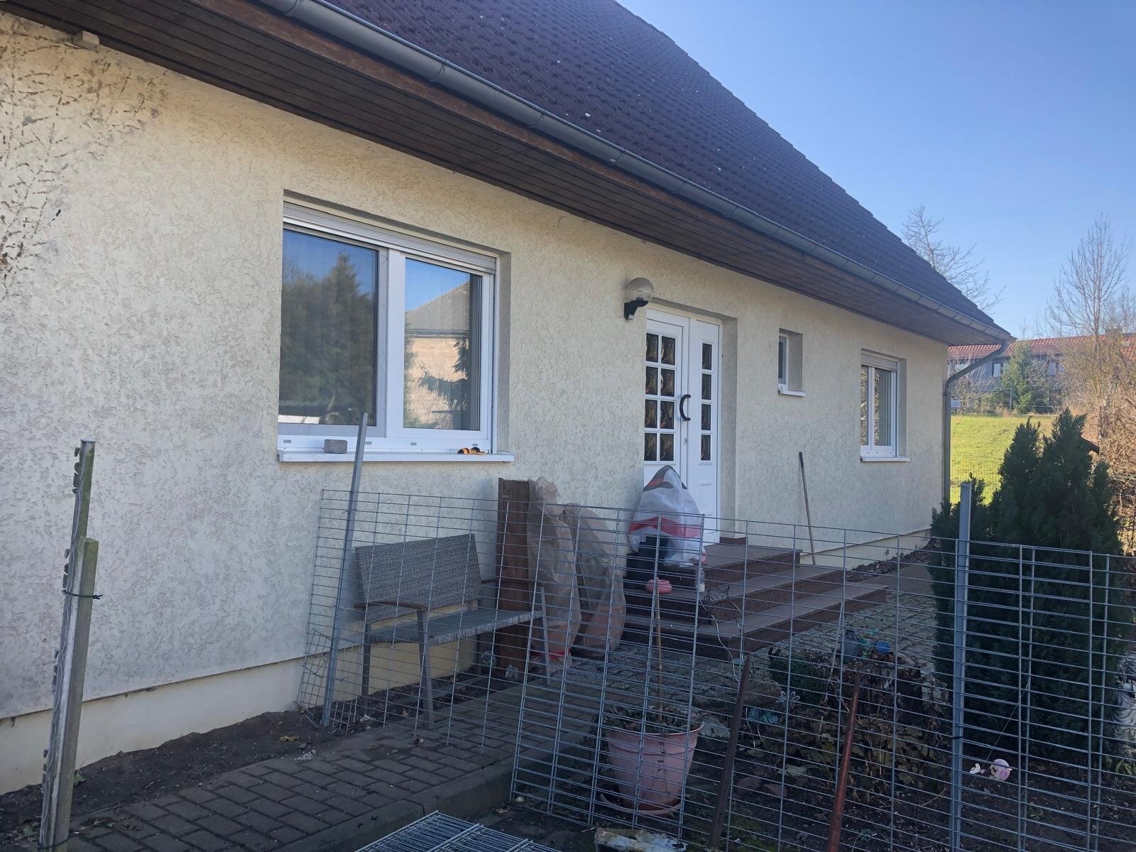 Massives Einfamilienhaus mit großem Grundstück und viel Nebengelass...