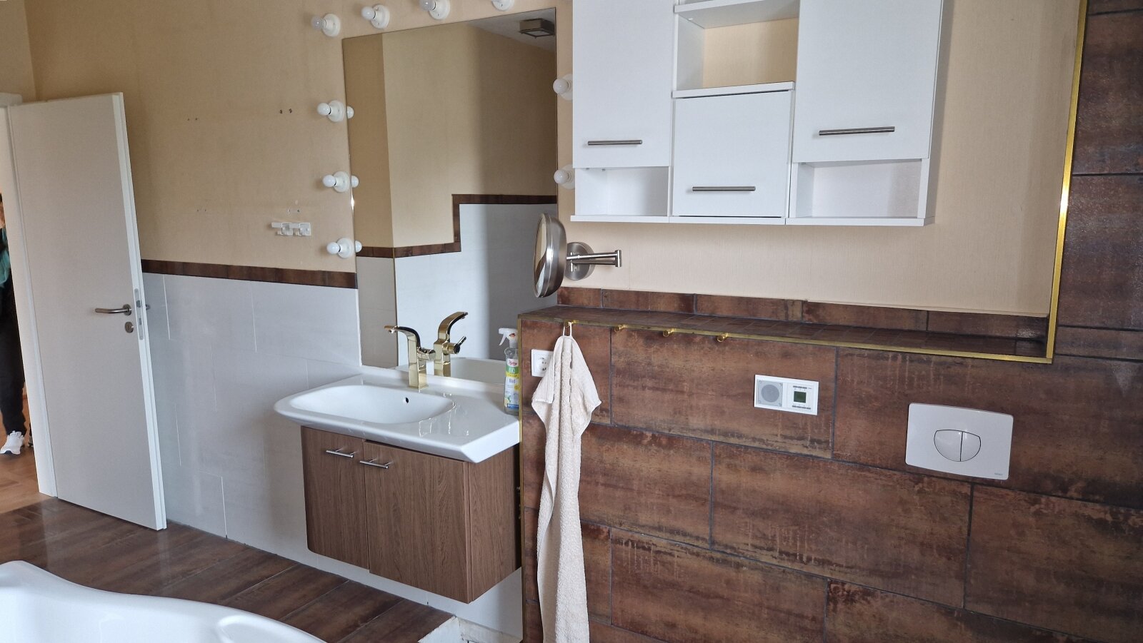 Einfamilienhaus mit Einliegerwohnung,Wintergarten und Garage für vier Autos in ruhiger Lage
