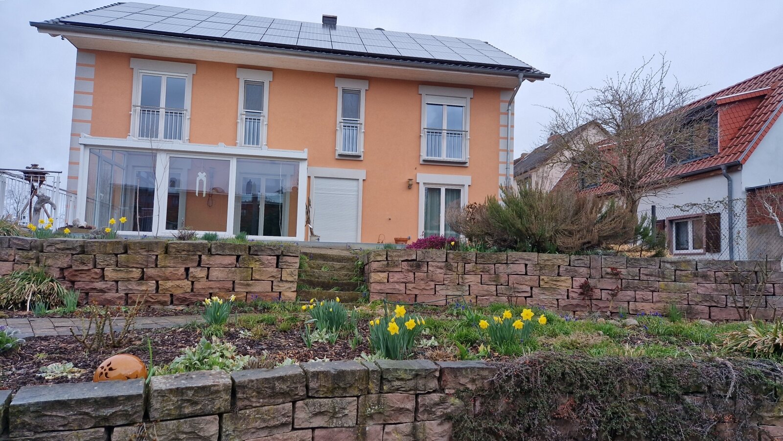 Einfamilienhaus mit Einliegerwohnung,Wintergarten und Garage für vier Autos in ruhiger Lage