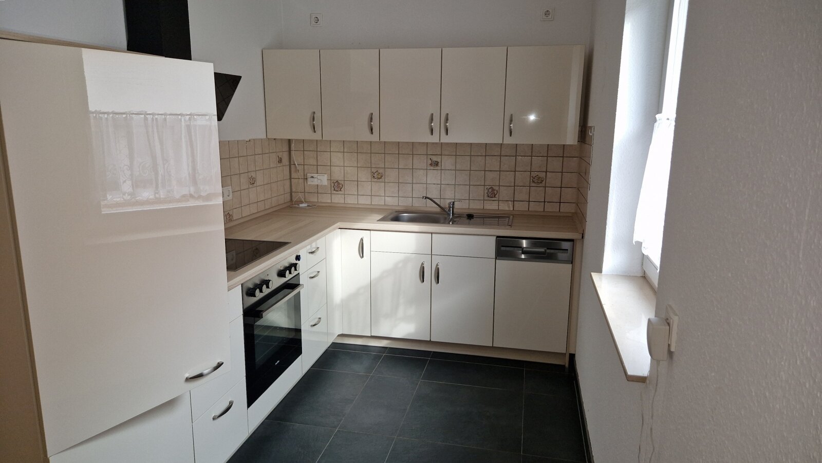 Einfamilienhaus mit Einliegerwohnung,Wintergarten und Garage für vier Autos in ruhiger Lage